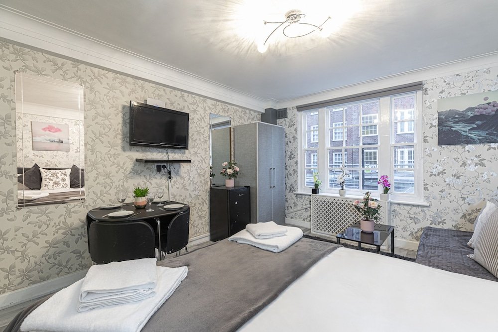 Фото The Oxford Street Retreat - Modern 3bdr in 2 Apartments