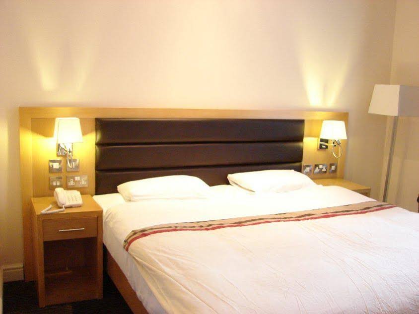 Фото Cromwell International Hotel