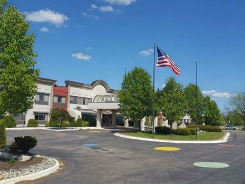 Гостиница Days Inn & Suites by Wyndham Rochester Hills Mi