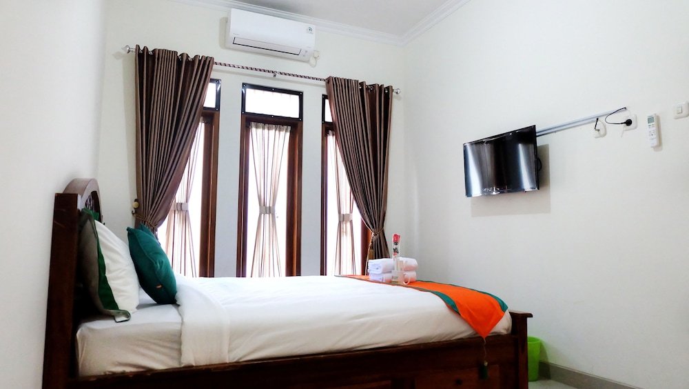 Фото Simply Homy Guest House Unit Bintaran