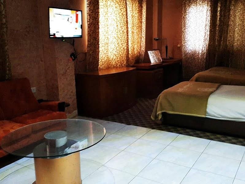 Фото New MerryLand Hotel