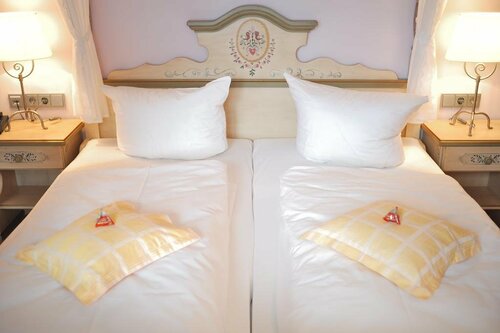 Гостиница Landhotel Böld and Restaurant Uhrmacher Oberammergau в Обераммергау