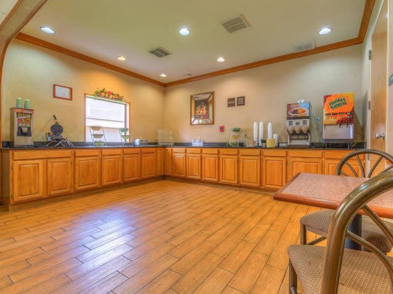 Фото HomeTowne Studios by Red Roof Amarillo West