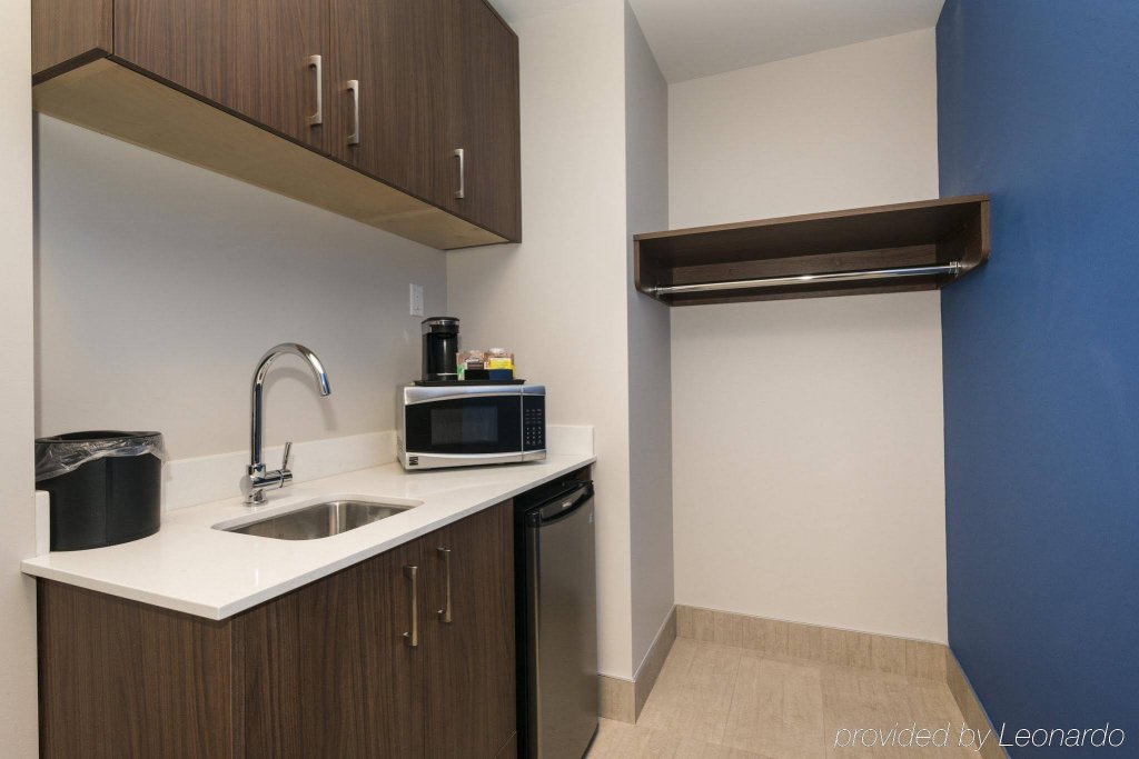 Фото Holiday Inn Express & Suites Victoria Colwood by IHG