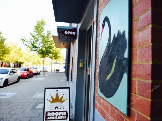Фото The Emperors Crown Hostel