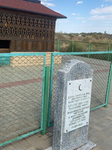 Қыз досының трусисын иіскейді