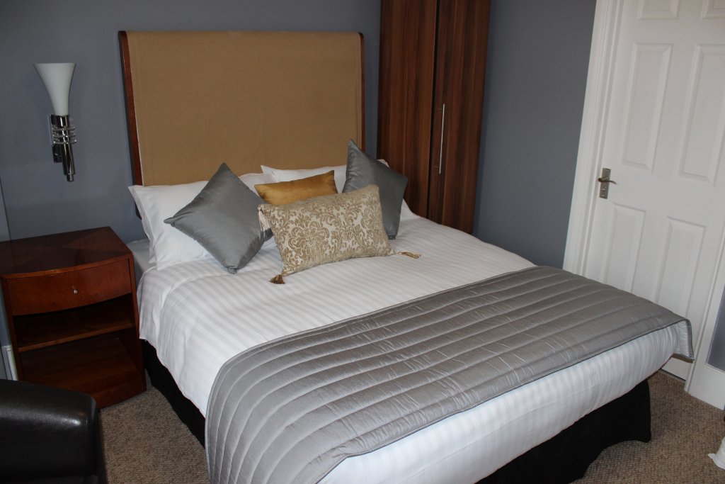 Фото Ambassador Court Hotel