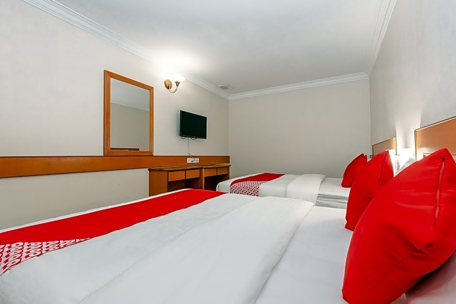 Фото Oyo 764 Hotel Famous Inn