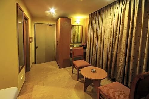 Фото Hotel Roopa