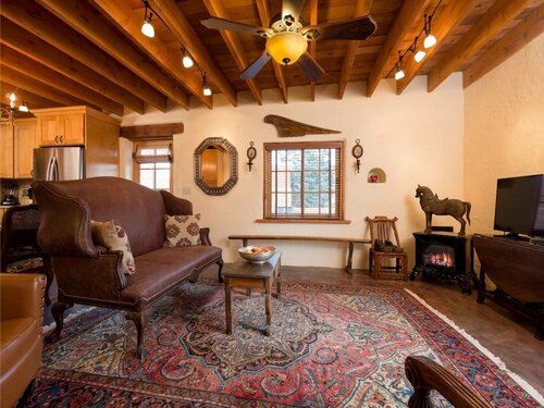 Гостиница Desert Breeze - Delightful Railyard Adobe, Walk to The Plaza в Санта-Фе
