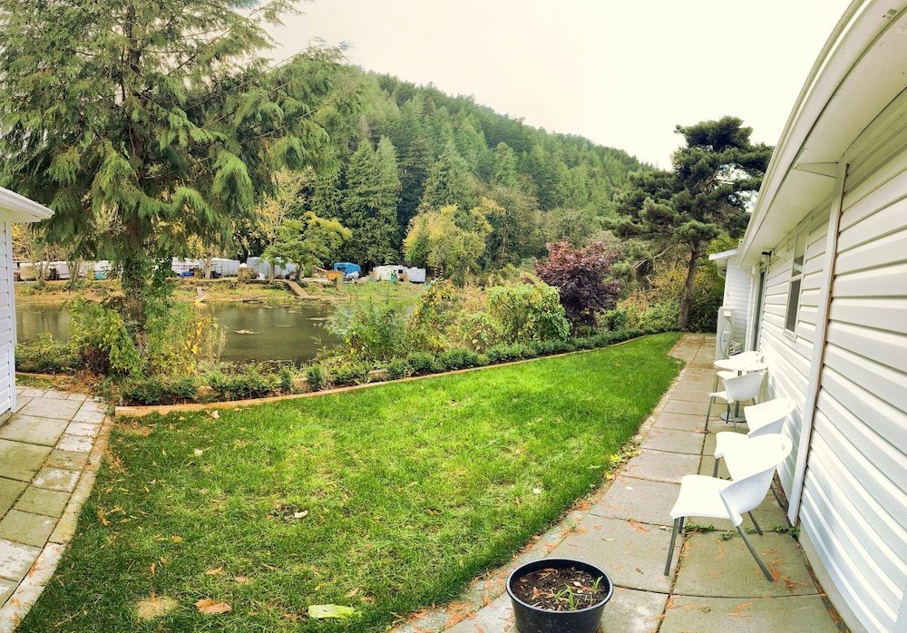 Фото Harrison Lake Hotel