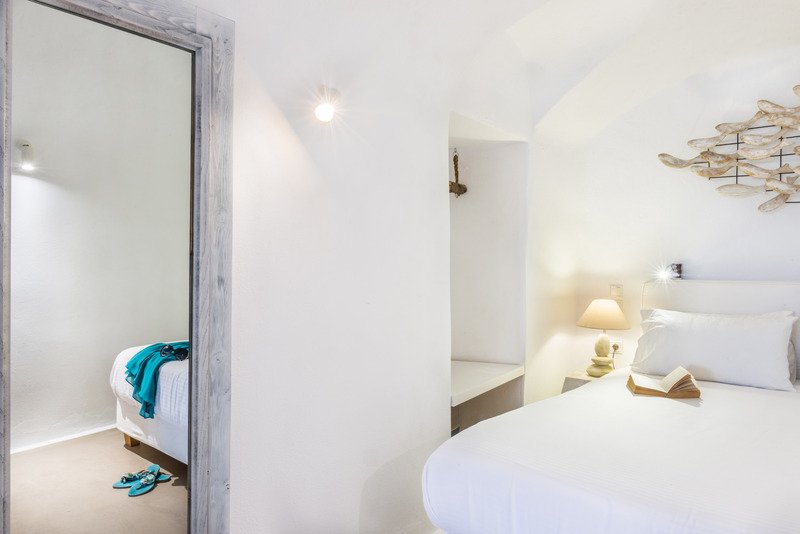 Фото On The Rocks Hotel