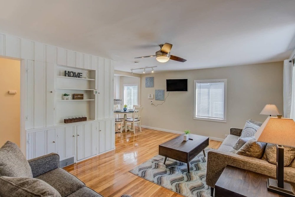 Фото 3brdowntownwalk to Everywhere & Bars W/fire pit