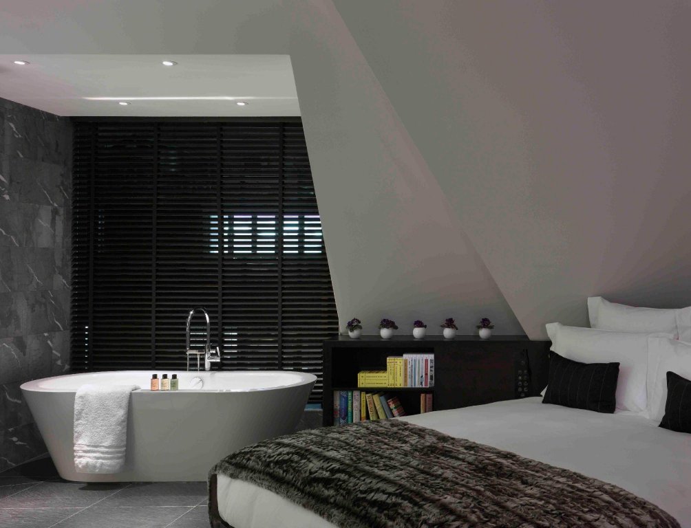 Фото South Place Hotel