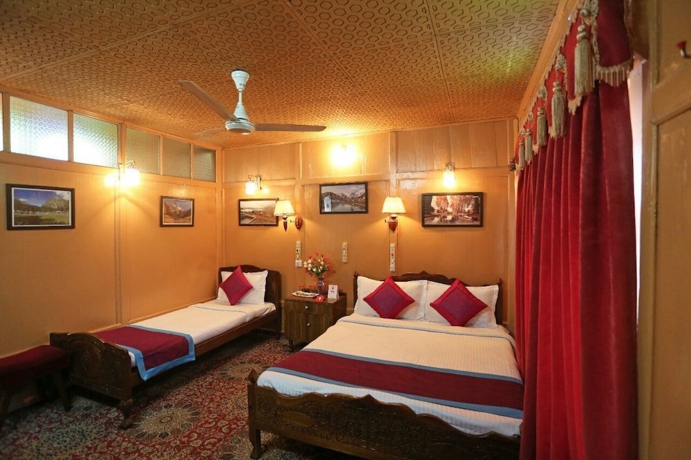 Фото Ritz HouseBoat Srinagar