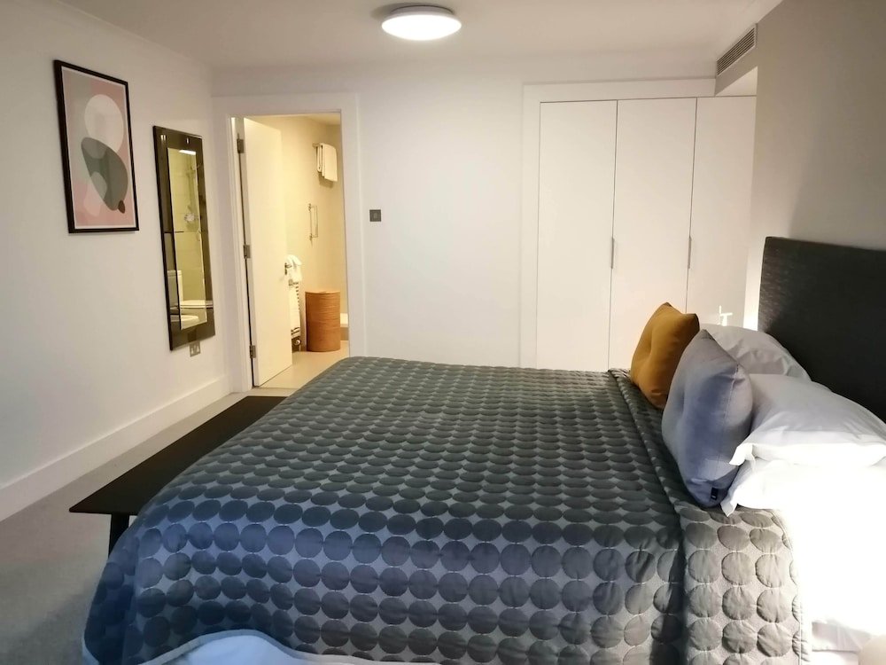 Фото Monarch House Serviced Apartments