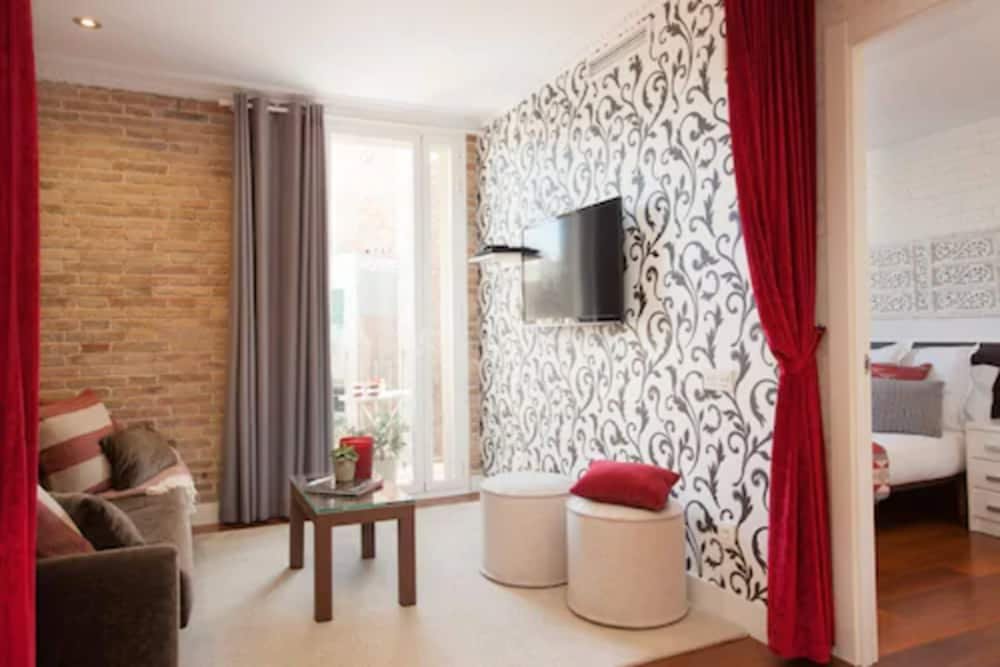 Фото Enjoybcn Gaudi Apartments