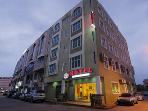 Lks Hotel (KTM West Coast railway line, Abdullah Hukum Station), hotel