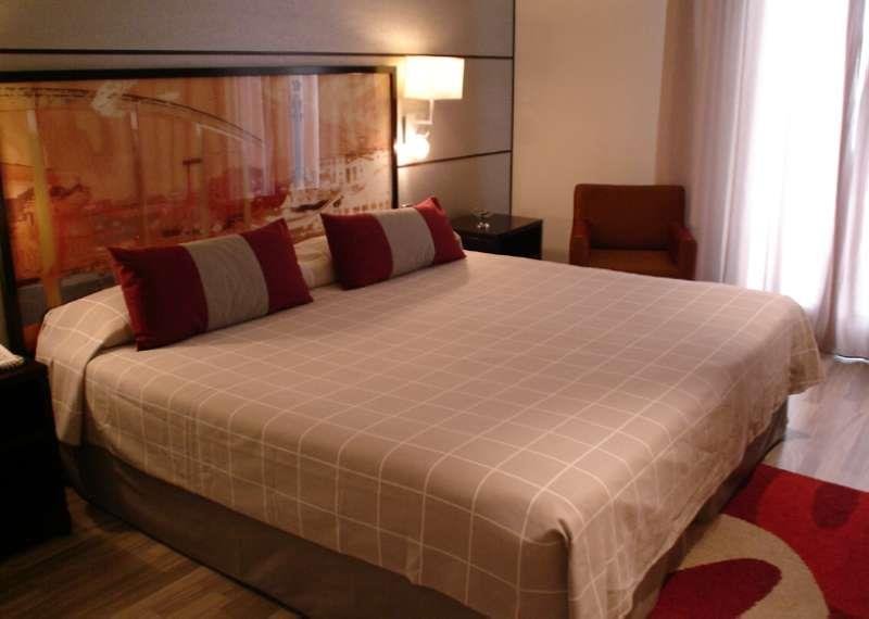 Фото Отель H10 Universitat