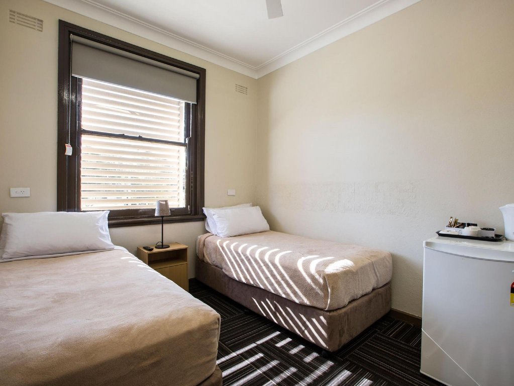 Фото Toongabbie Hotel
