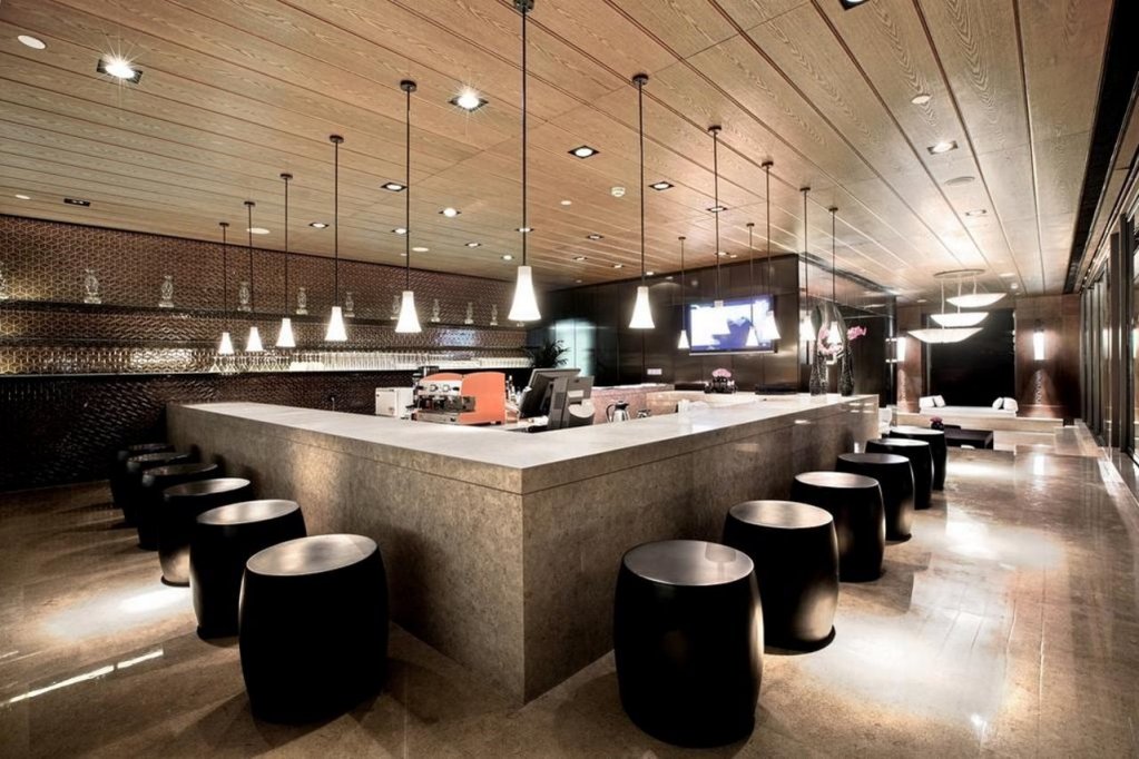 Фото Bay Breeze Hotel