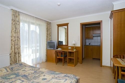Фото Отель Holiday Club Apartman