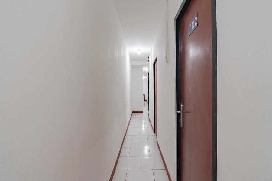 Фото RedDoorz near Riau Junction Mall 2