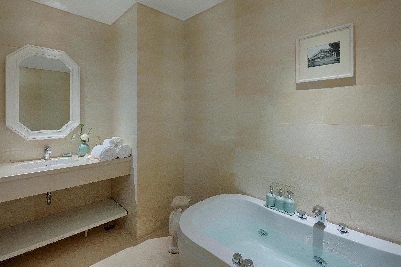 Фото Au Lac Charner Hotel