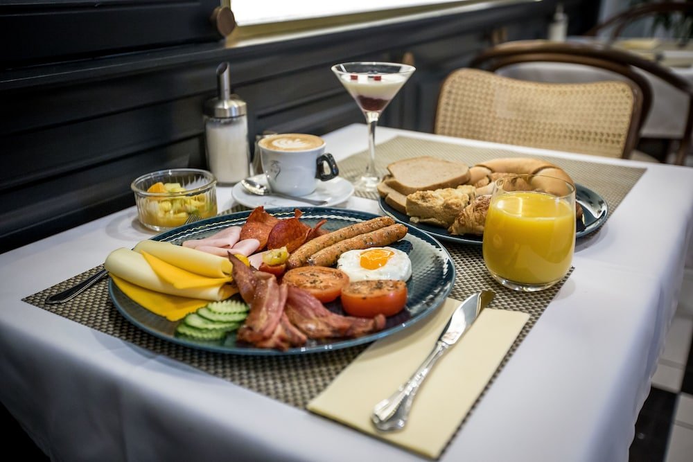 Фото Queen's Court Hotel & Residence