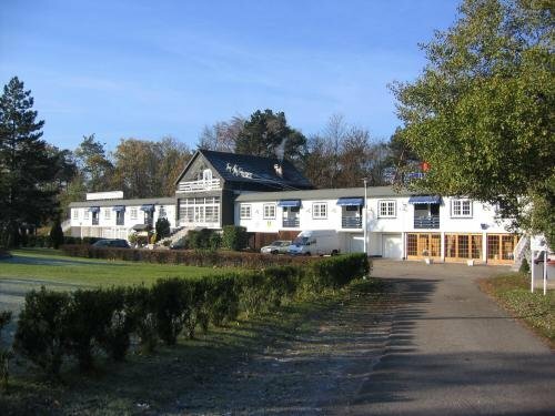 Гостиница Hotel Restaurant Les Pins в Агно