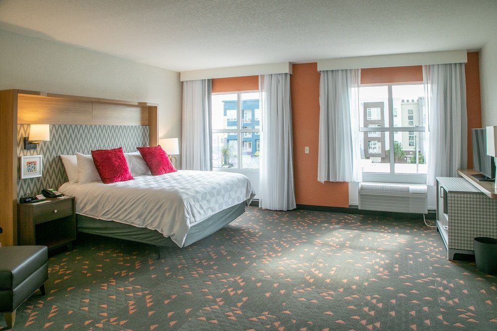Фото Holiday Inn & Suites Orlando - International Dr S, an Ihg Hotel