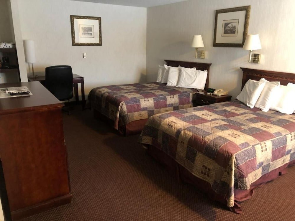 Фото Shiretown Inn & Suites