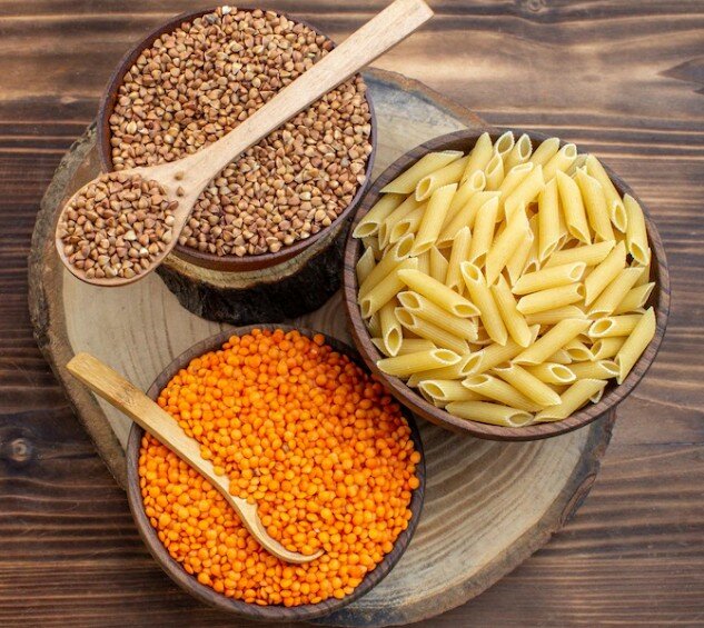 разные виды пасты из гречки, нута и полбы в мисках