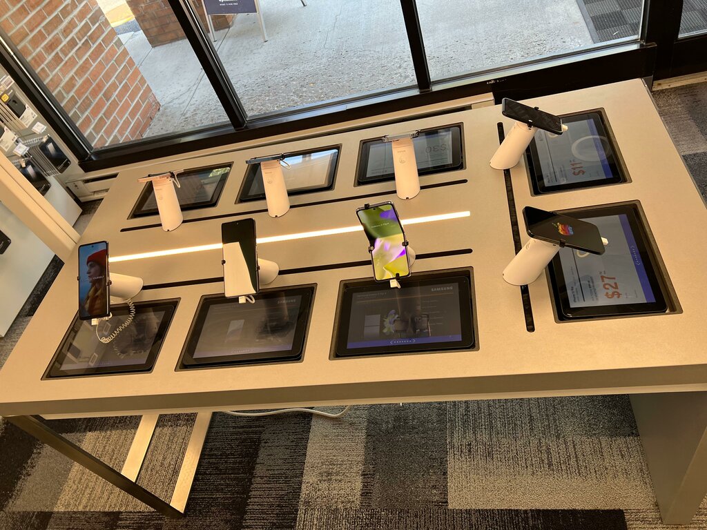 Mobile phone store Optimum, State of New Jersey, photo