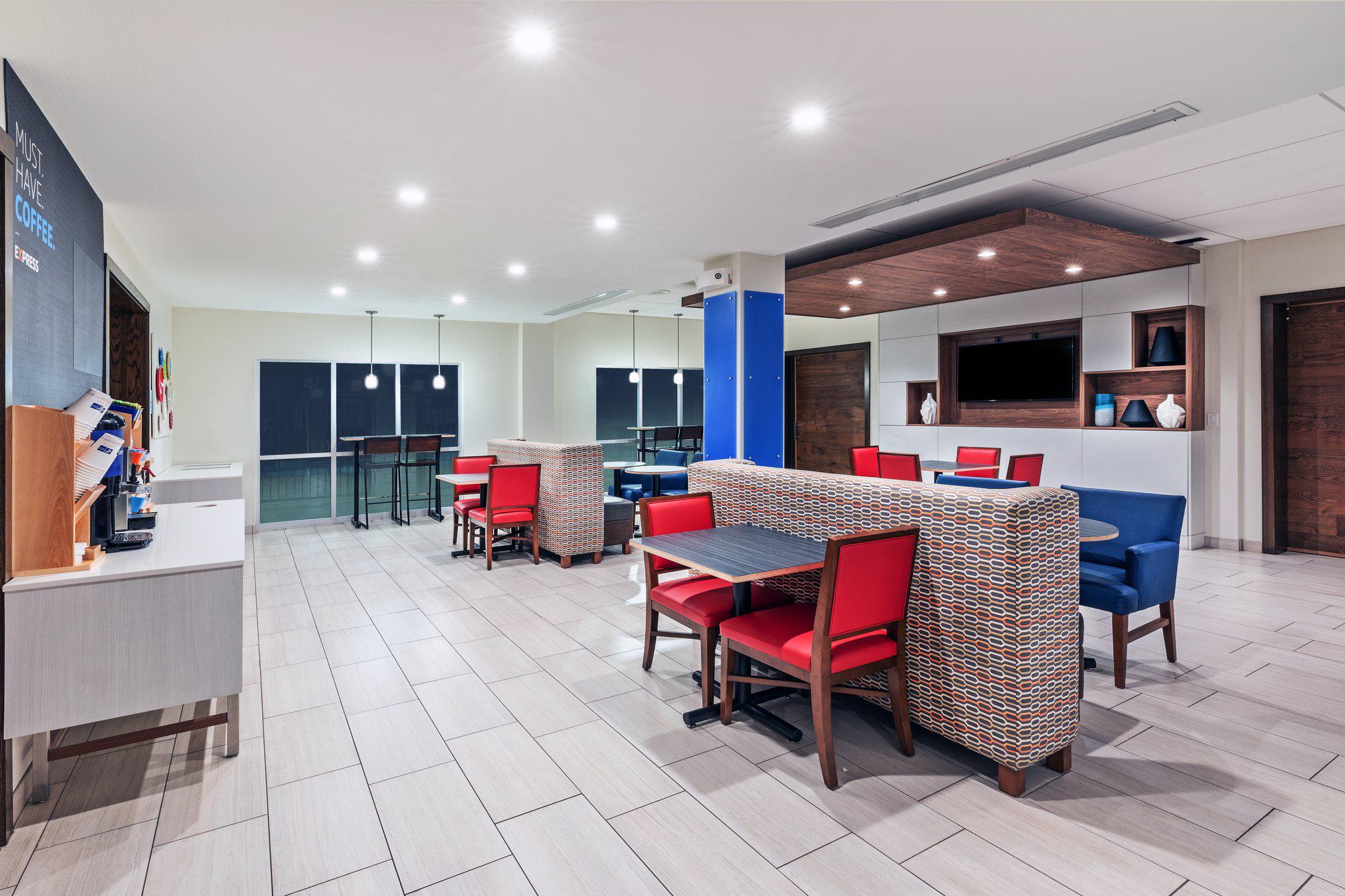 Фото Holiday Inn Express Hotel & Suites Ozona, an Ihg Hotel