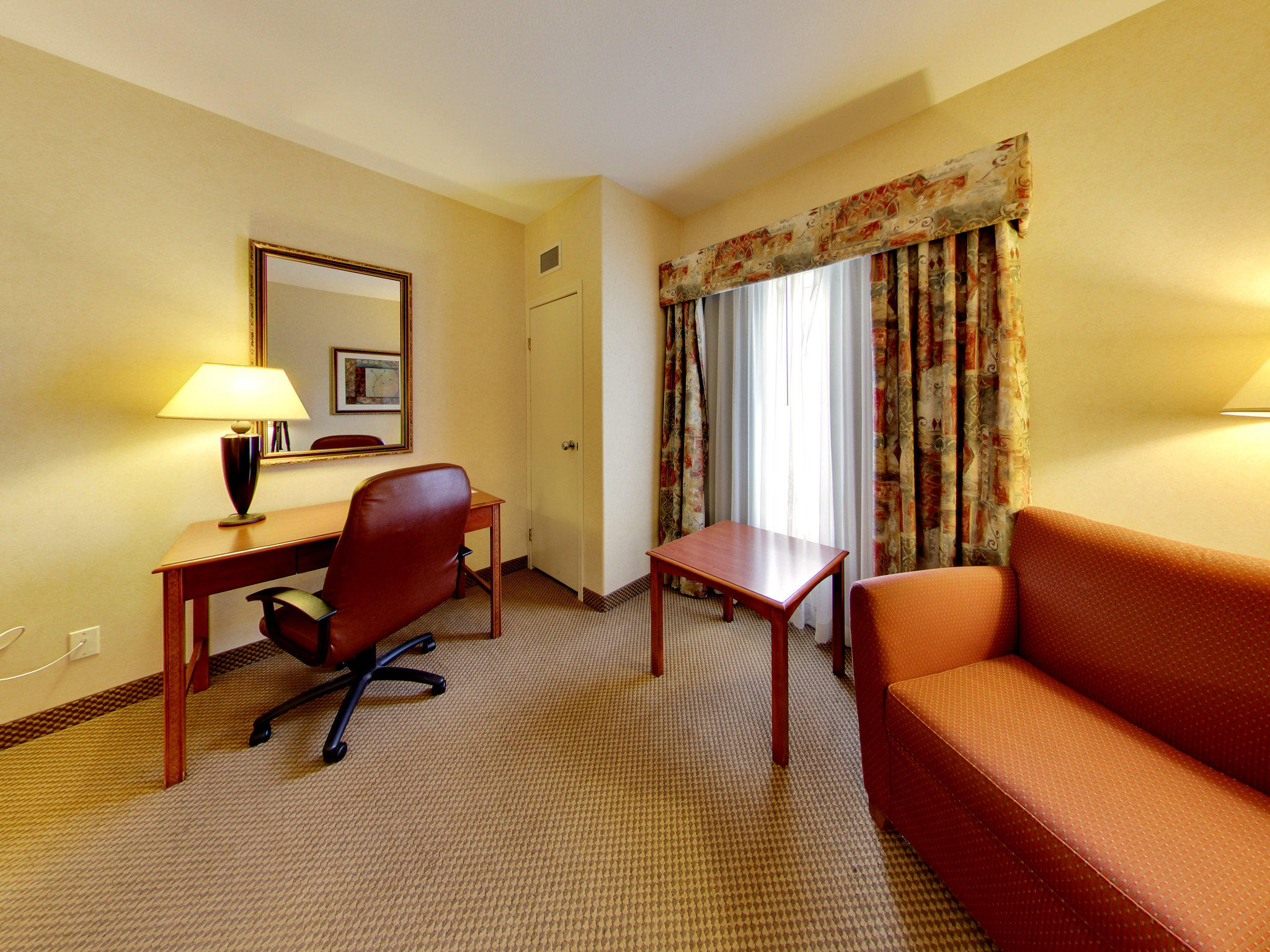Фото Holiday Inn Express Edmonton-International Airport