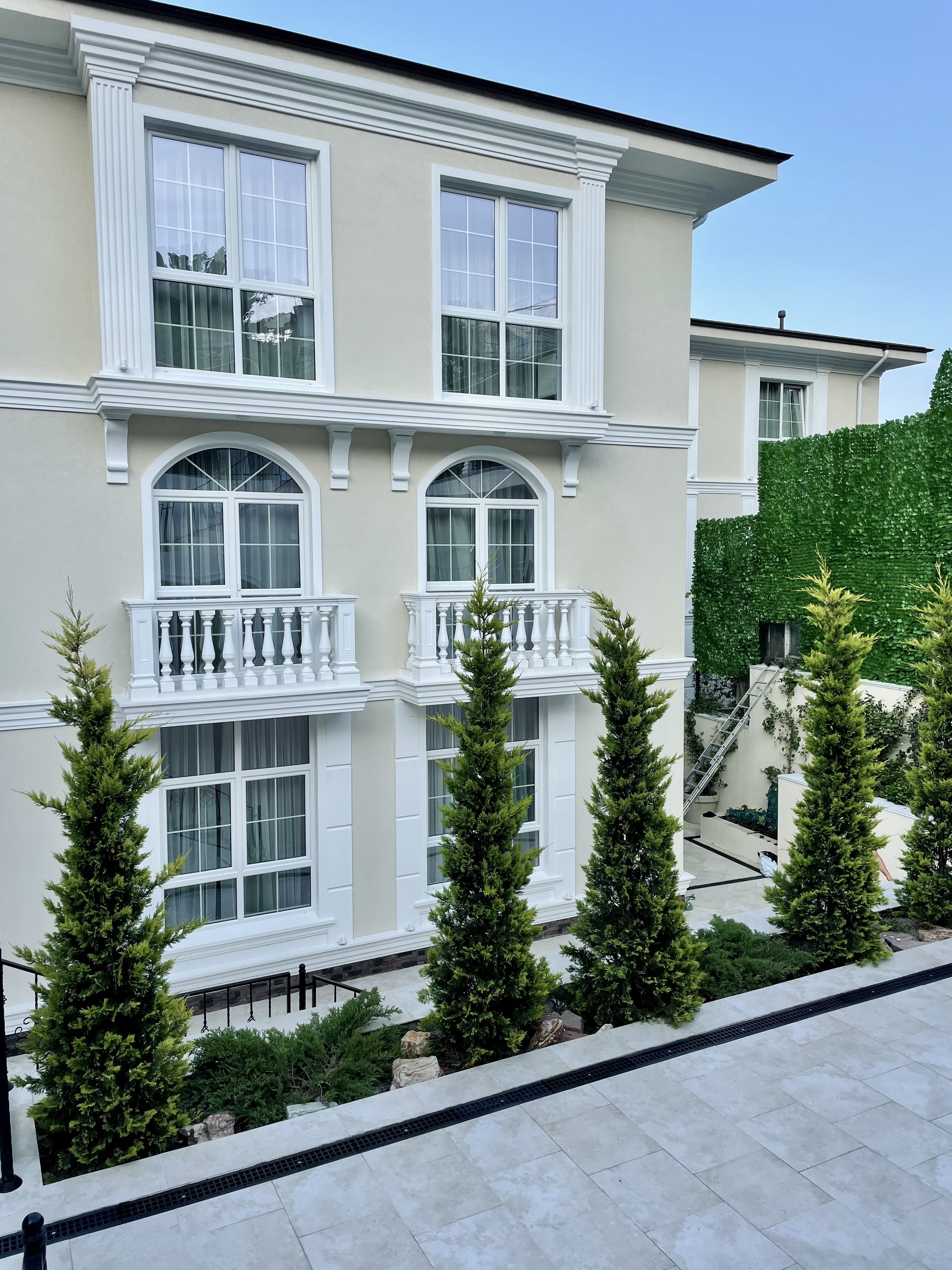 Фото The White Residence