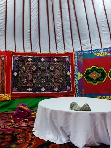 Порно күйеуі әйелі мен достарының кискасын жалайды