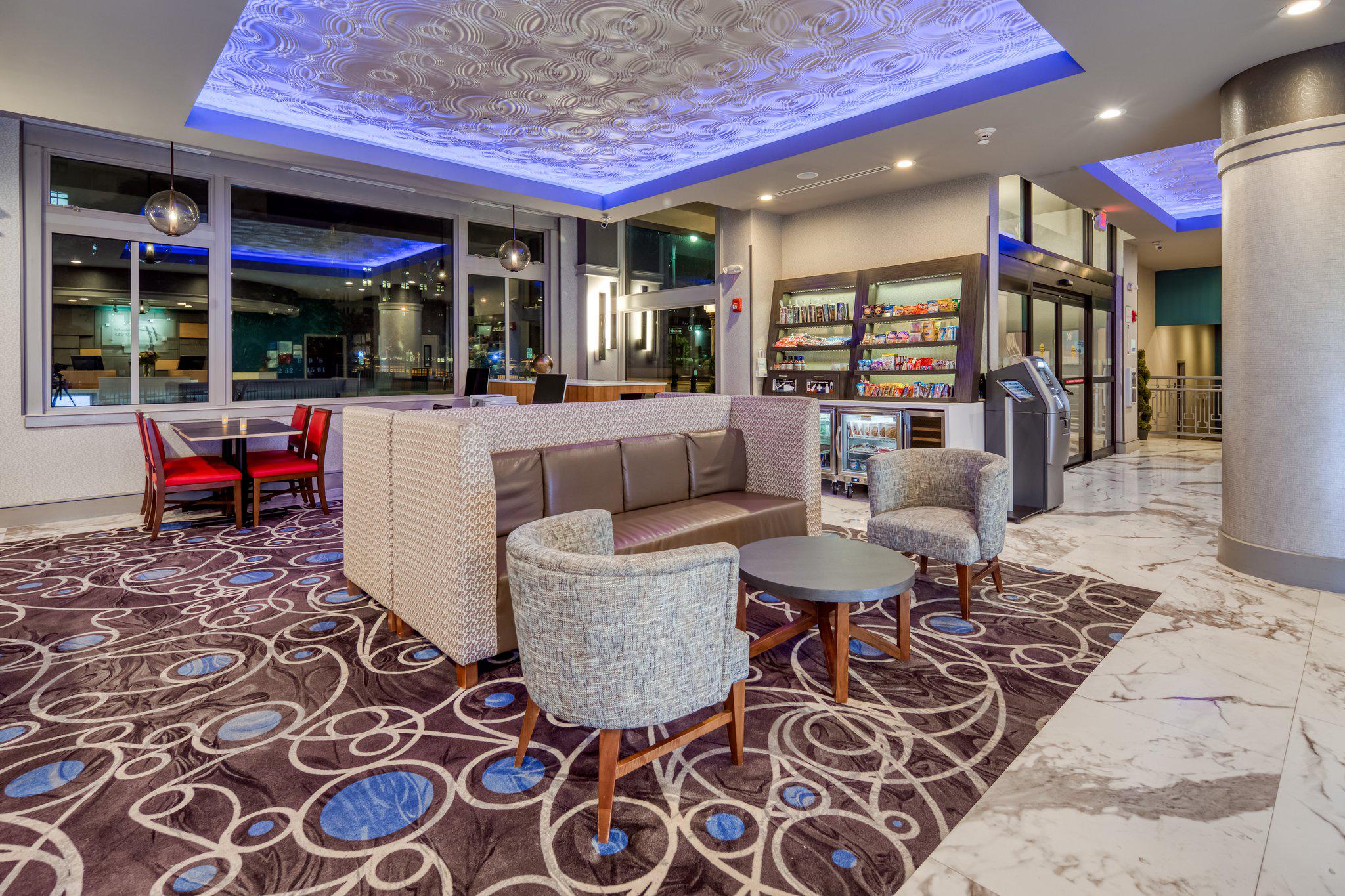 Фото Holiday Inn Express Kansas City Downtown, an Ihg Hotel