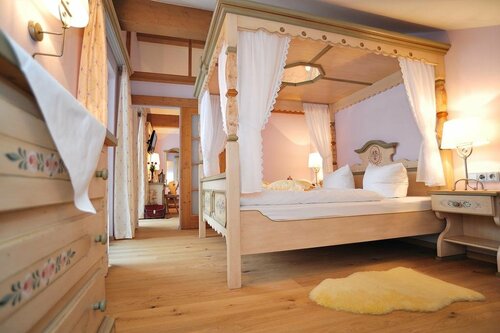 Гостиница Landhotel Böld and Restaurant Uhrmacher Oberammergau в Обераммергау