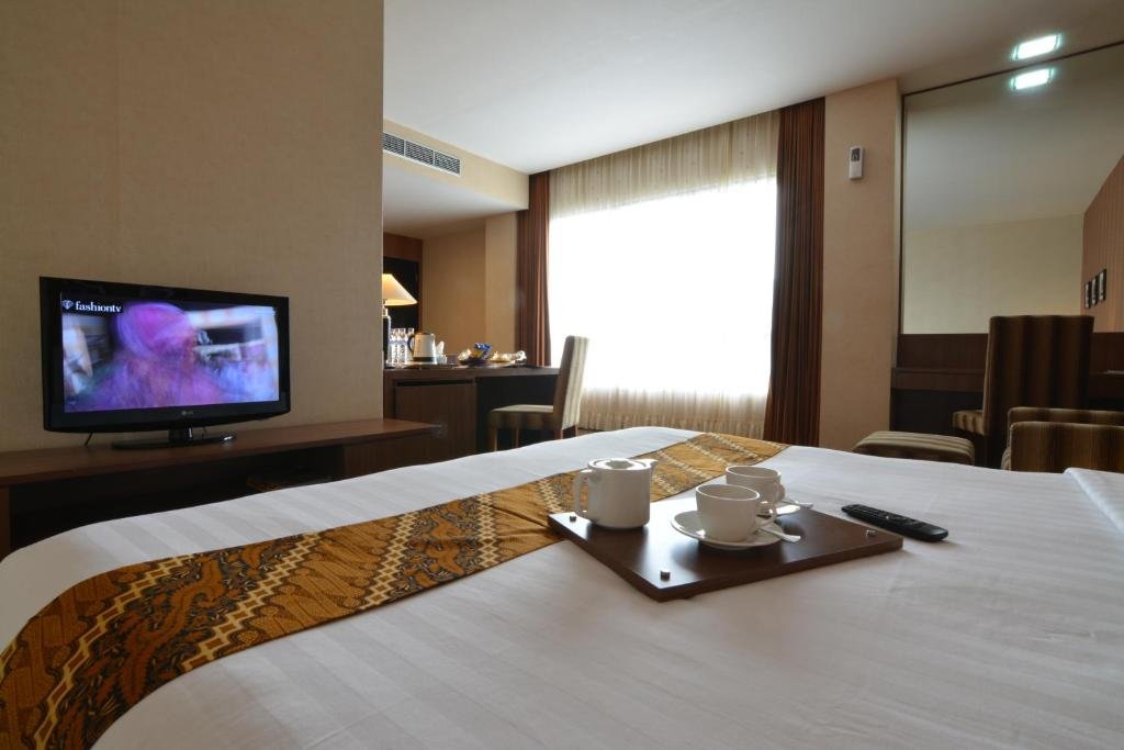 Фото Istana Hotel