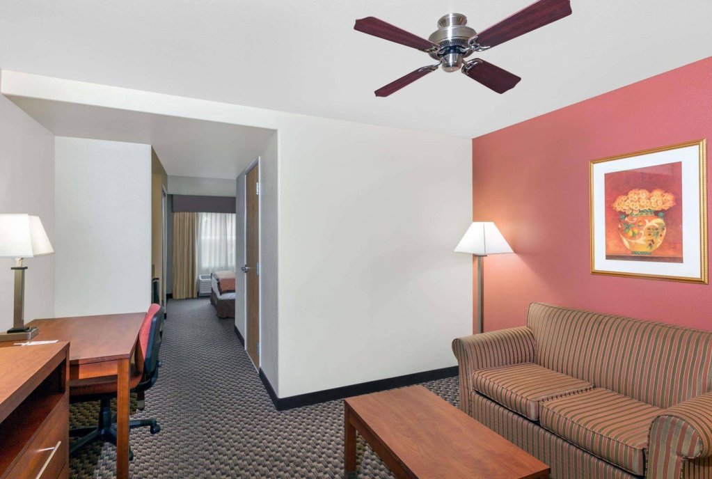 Фото Hawthorn Suites by Wyndham Oakland/Alameda