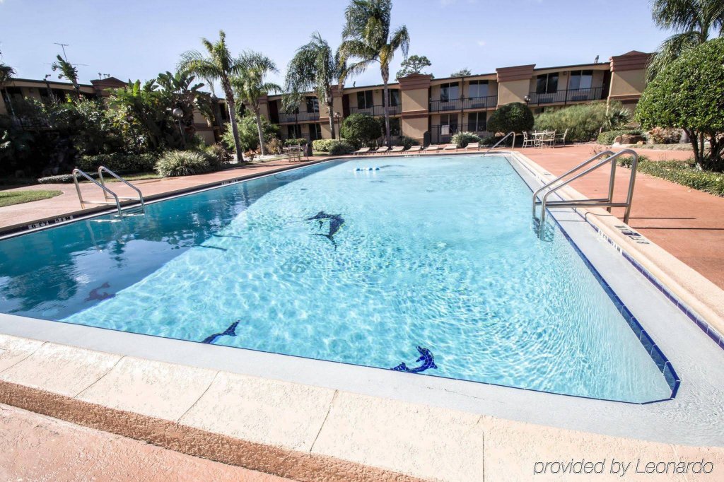 Фото Econo Lodge Inn & Suites Near Florida Mall