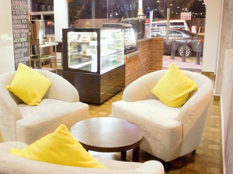 Фото Zen Rooms Royce Hotel