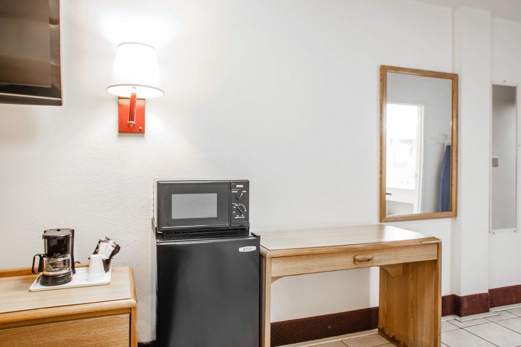 Фото Econo Lodge Truman Inn