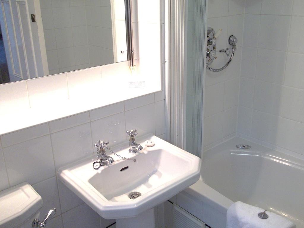 Фото Newbury Manor Hotel