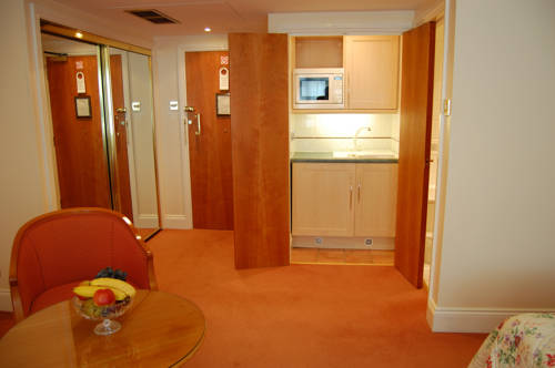 Фото Walton Cottage Hotel and Suites