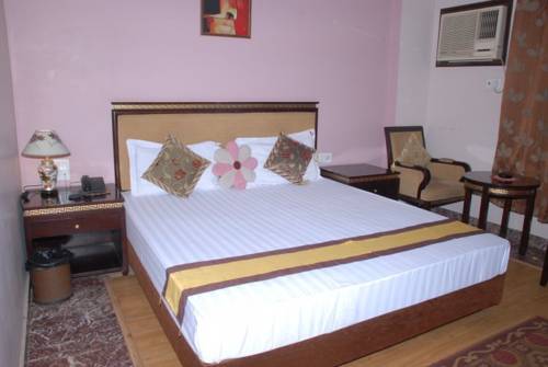 Фото Revels Plum Hotel