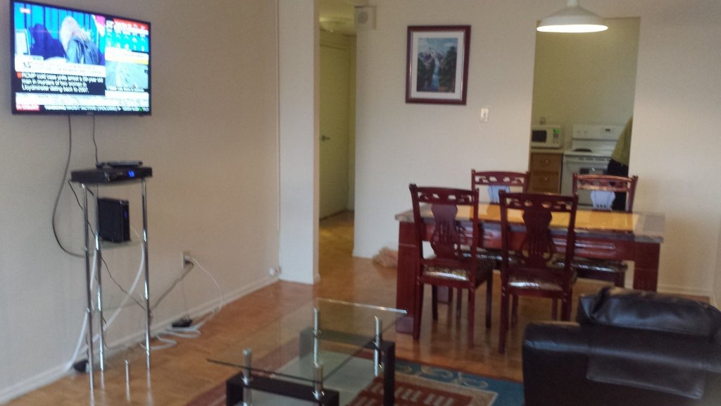 Фото Toronto Furnished Living - Gerard St. E