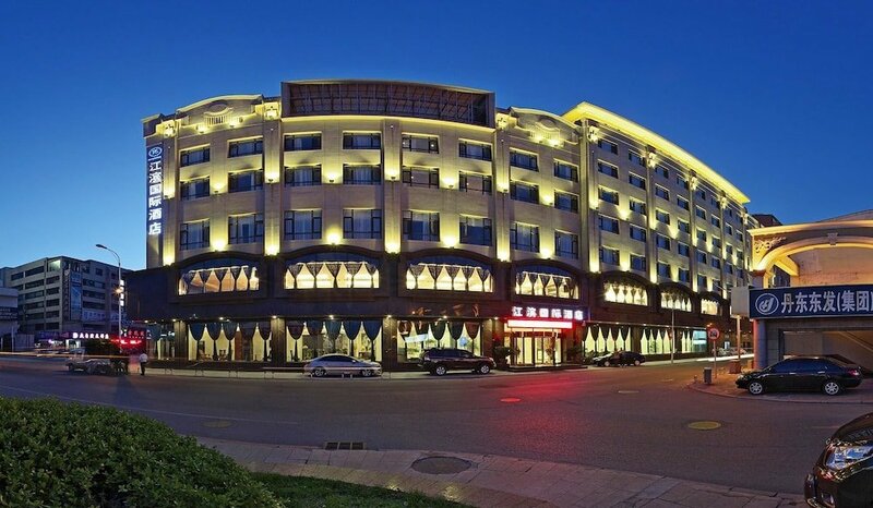 Гостиница Dandong Riverside International Hotel в Даньдуне